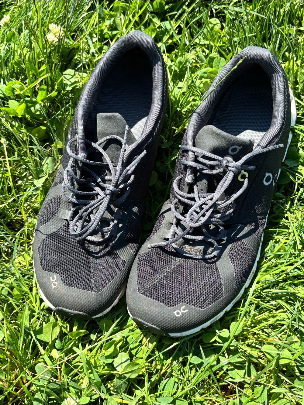 On Cloud Running Woman Black/White Athletic Running Shoes - Picture 4 of 10